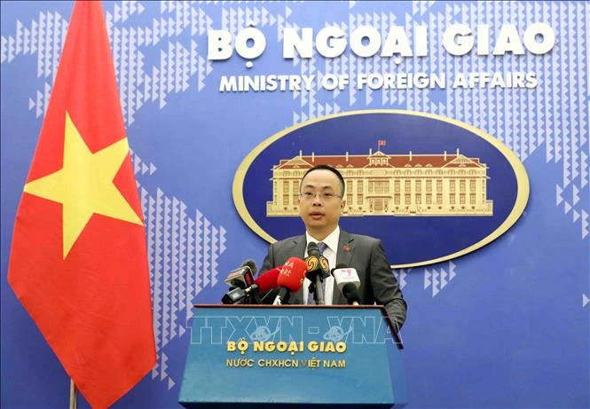 Phó phát ngôn Bộ Ngoại giao Đoàn Khắc Việt chủ trì họp báo thường kỳ tháng 2/2023. (Ảnh: TTXVN) 