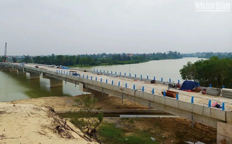 Cầu sông Dinh trên tuyến đường ven biển Quảng Bình được thi công vượt tiến độ nhưng dự án đang “tắc” do chưa giải phóng được mặt bằng.