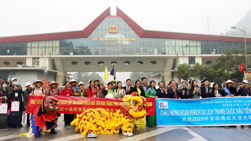 Lễ đón đoàn khách Trung Quốc đi theo đoàn đầu tiên qua Cửa khẩu quốc tế Hữu Nghị (Lạng Sơn) chiều 15/3. 