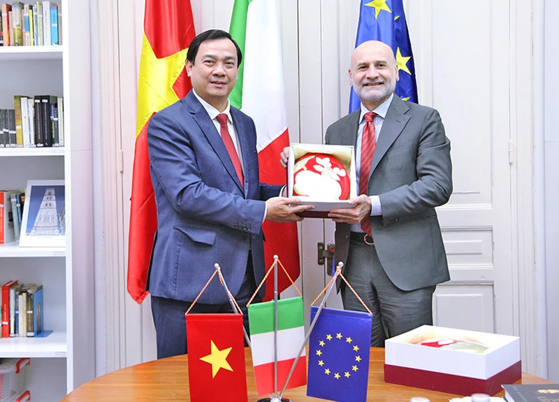 Tổng cục trưởng Nguyễn Trùng Khánh tặng quà lưu niệm Đại sứ Italia Antonio Alessandro (Ảnh: Tổng cục Du lịch) 