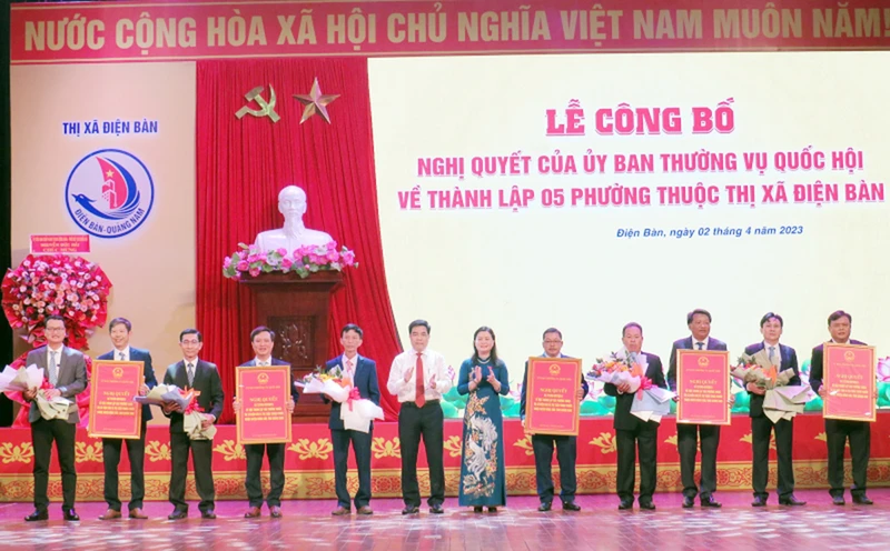 Trao chứng nhận thành lập phường cho đại diện lãnh đạo 5 phường.