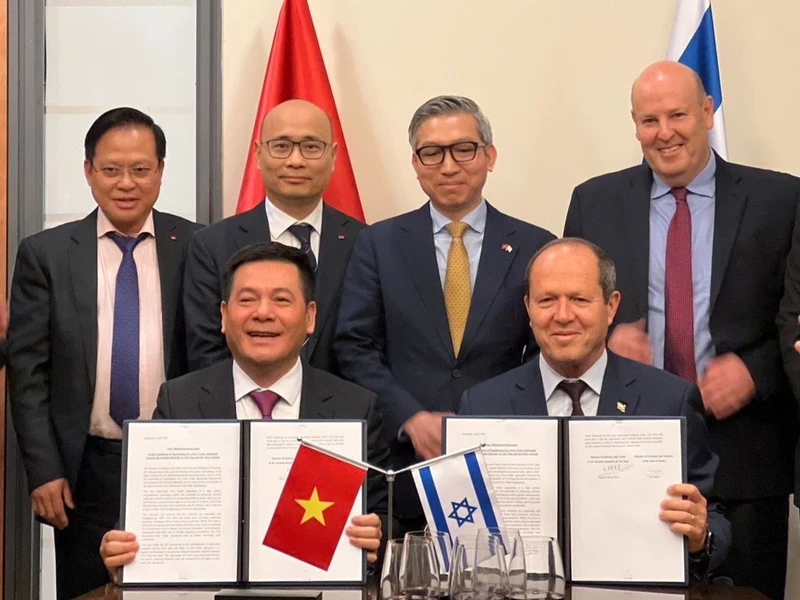 Bộ trưởng Công thương Nguyễn Hồng Diên và Bộ trưởng Kinh tế và Công nghiệp Israel Nir Barkat thống nhất tuyên bố về việc kết thúc đàm phán VIFTA.