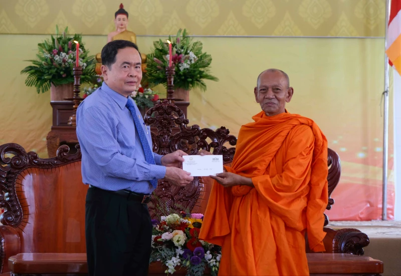 Phó Chủ tịch Thường Trực Quốc hội Trần Thanh Mẫn tặng quà Hòa thượng Đào Như, Viện trưởng Học viện Phật giáo giáo Nam tông Khmer nhân dịp năm mới 2023.