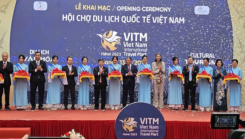 Các đại biểu cắt băng khai mạc Hội chợ Du lịch quốc tế - VITM Hà Nội 2023. (Ảnh: Ban tổ chức) 