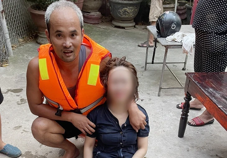 Đại úy Nguyễn Phước Đạt cứu kịp thời nạn nhân. 