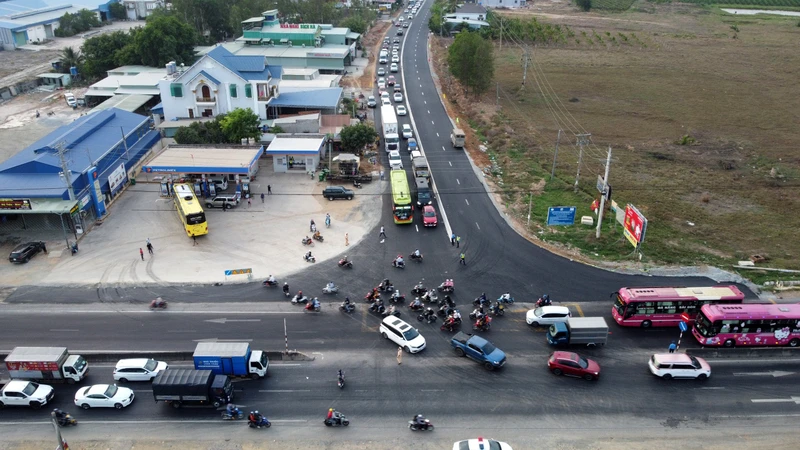 Ngã ba nút giao nút giao đường dẫn vào cao tốc đoạn Phan Thiết - Dầu Giây với Quốc lộ 1A tại Km1717+593 vào trưa ngày 29/4.