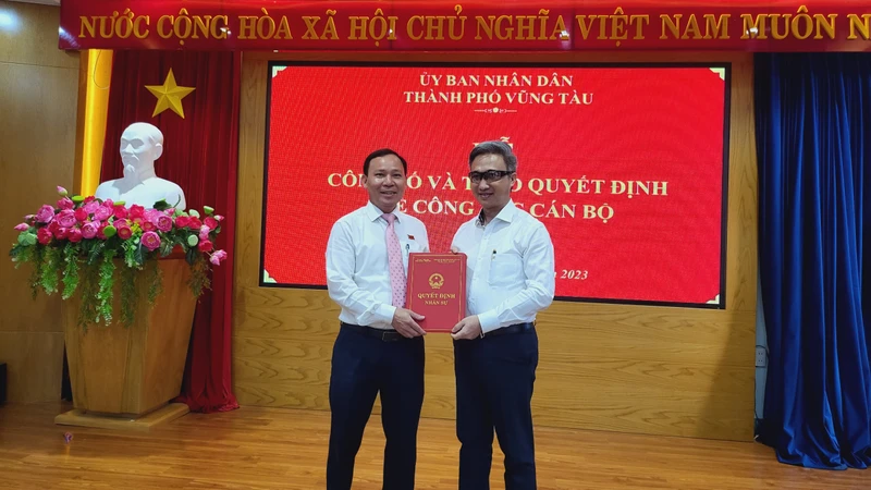 Lễ công bố và trao quyết định về công tác cán bộ với ông Nguyễn Trọng Thụy.