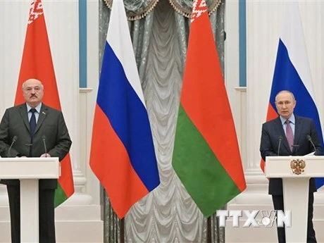 Tổng thống Nga Vladimir Putin (phải) trong cuộc họp báo chung với người đồng cấp Belarus Alexander Lukashenko tại Moscow (Nga), ngày 18/2/2022. (Ảnh: TTXVN)