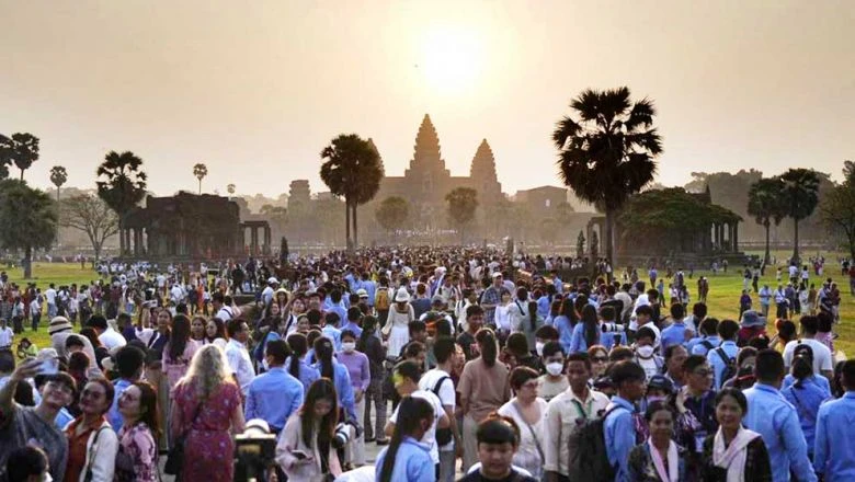 Du khách trong nước và quốc tế tham quan Angkor Wat hôm 21/3. (Ảnh: PhnomPenhPost)