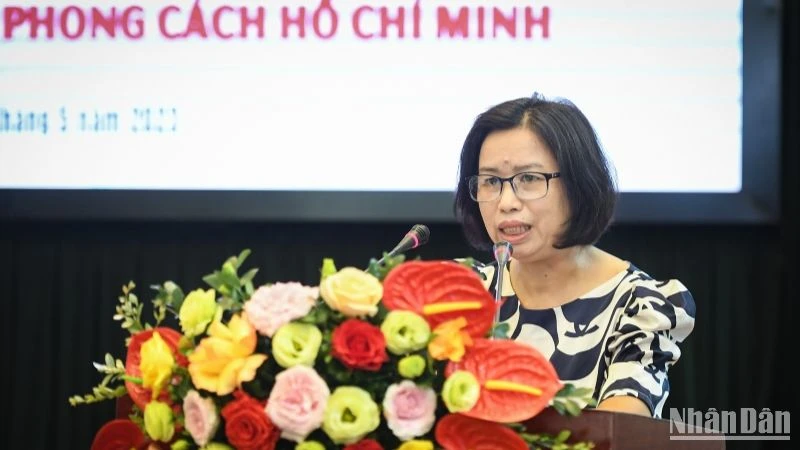 Đồng chí Nguyễn Thị Hà, Phó Chủ tịch Công đoàn Bộ Nội vụ trình bày tham luận tại buổi tọa đàm.
