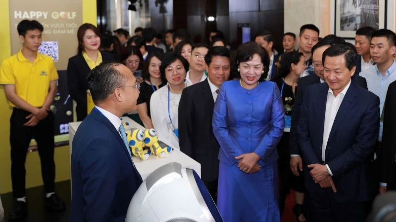: Phó Thủ tướng Chính phủ Lê Minh Khái và thống Đốc Ngân hàng Nhà nước Nguyễn Thị Hồng cùng đoàn đại biểu tham quan hệ sinh thái Ngân hàng số Nam A Bank.