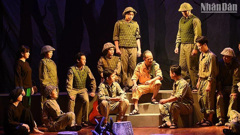 Các nghệ sĩ Nhà hát kịch Việt Nam tái hiện lại buổi huấn thị của Bác Hồ trước cán bộ, chiến sĩ kháng chiến năm xưa. 