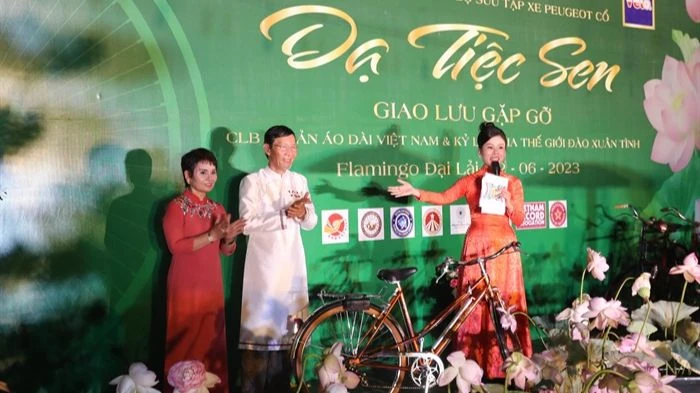Toàn bộ số tiền đấu giá chiếc xe đạp Peugeot cổ được vợ chồng ông Đào Xuân Tình tặng cho Câu lạc bộ di sản Áo dài Việt Nam. 