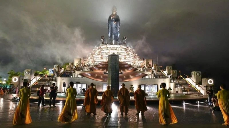 Sun World Ba Den Mountain tổ chức nhiều hoạt động tưởng nhớ công đức của Đức Phật Thích Ca.