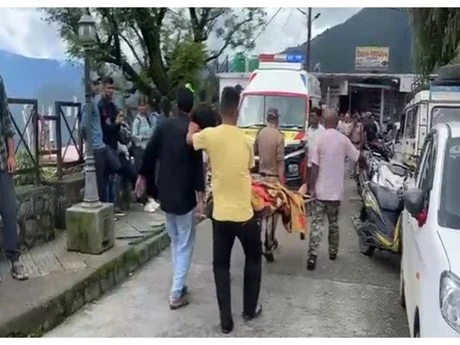 Đưa các nạn nhân trong vụ nổ trạm biến áp đi cấp cứu ở bang Uttarakhand, miền Bắc Ấn Độ. (Nguồn: ANI)