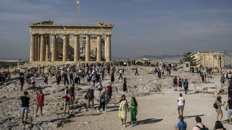 Khách du lịch tham quan đồi Acropolis ở Athens, Hy Lạp, vào ngày 11/10/2022. (Ảnh: AP)