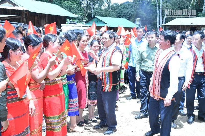 Thủ tướng Phạm Minh Chính với bà con nhân dân xã Ngọk Lây, huyện Tu Mơ Rông khi đến thăm khu vườn trồng sâm Ngọc Linh.