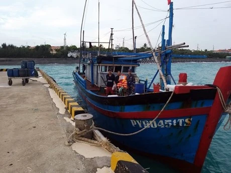 Tàu cá của Phú Yên tại âu tàu cảng của Trung tâm dịch vụ hậu cần-kỹ thuật đảo Sinh Tồn. (Ảnh: TTXVN phát)