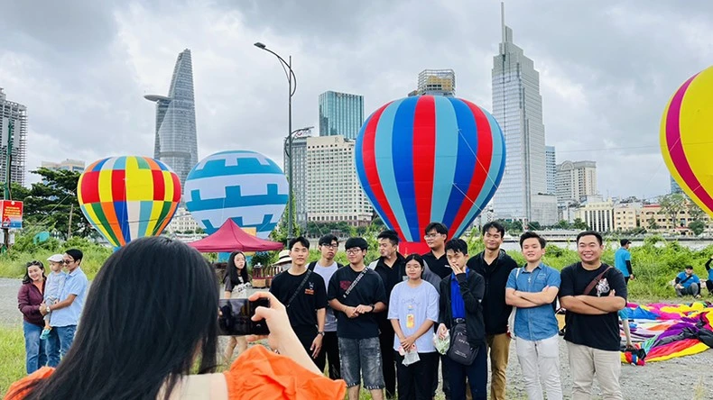 Hoạt động thả khinh khí cầu tại TP Hồ Chí Minh thu hút người dân và du khách dịp nghỉ lễ 2/9. (Ảnh: LINH BẢO) 