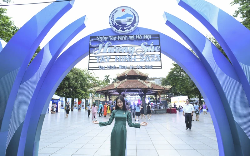 Không gian sự kiện “Ngày Tây Ninh tại Hà Nội" thu hút sự quan tâm của du khách. 
