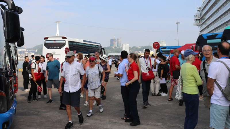 Các hãng lữ hành đón khách đi tham quan các điểm du lịch nổi tiếng của Hạ Long. (Ảnh: Báo Quảng Ninh) 