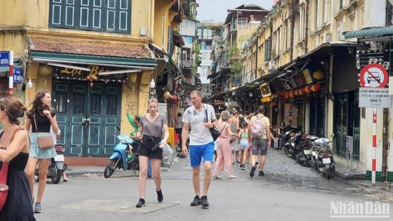 Khách du lịch nước ngoài tham quan khu phố cổ Hà Nội. (Ảnh: T.LINH)