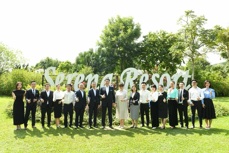 Đoàn Tổng thống Mông Cổ chụp hình kỷ niệm tại khu nghỉ dưỡng.