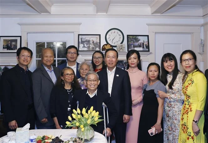 Chủ tịch nước Võ Văn Thưởng và Phu nhân thăm gia đình Việt kiều Phạm Văn Tịch. (Ảnh: TTXVN) 