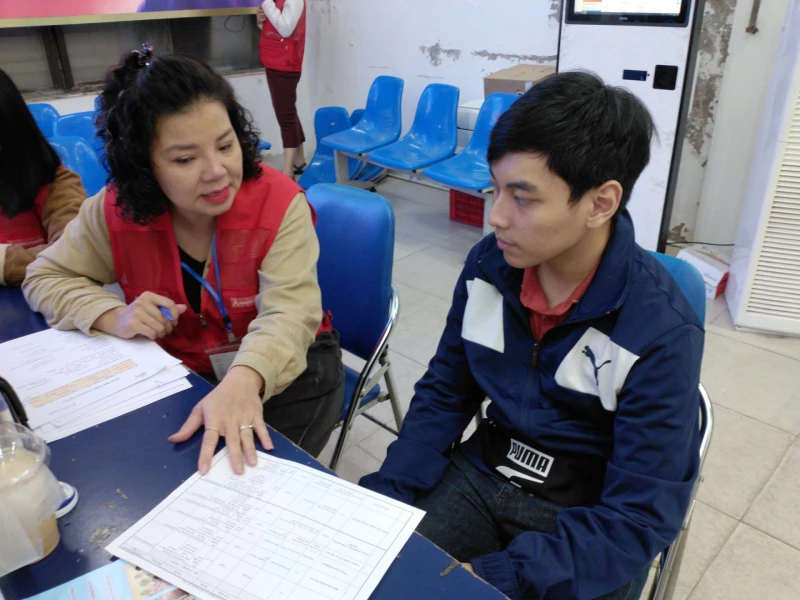 Anh Nguyễn Hồng Hà được tư vấn, giới thiệu về các vị trí tuyển dụng.