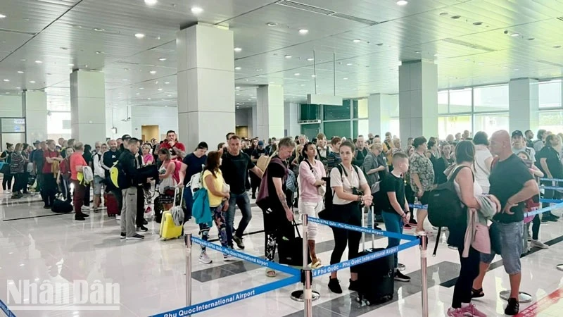 Du khách Cộng hòa Séc hạ cánh tại Sân bay quốc tế Phú Quốc hồi tháng 10/2023. 