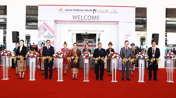 Bà Suansavanh Viyaket, Bộ trưởng Thông tin, Văn hóa và Du lịch Lào (thứ 3 từ trái sang) cùng các nước ASEAN cắt băng khai mạc Hội chợ du lịch quốc tế TRAVEX 2024. (Ảnh: Thông tấn xã Lào)