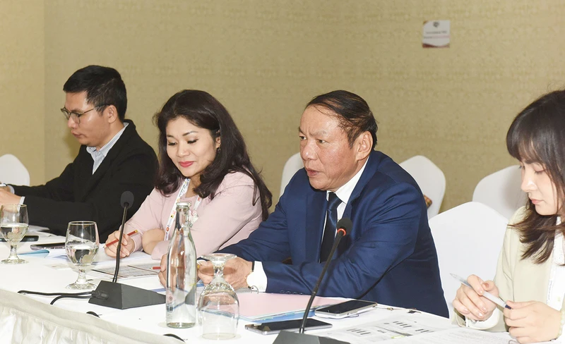 Bộ trưởng Nguyễn Văn Hùng trao đổi tại buổi gặp gỡ song phương. (Ảnh: Cục Du lịch Quốc gia Việt Nam)