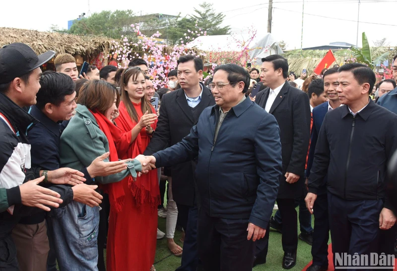 Thủ tướng Phạm Minh Chính với bà con nhân dân tại Khu công nghiệp Hoàng Long, thành phố Thanh Hóa. (Ảnh: TRẦN HẢI)