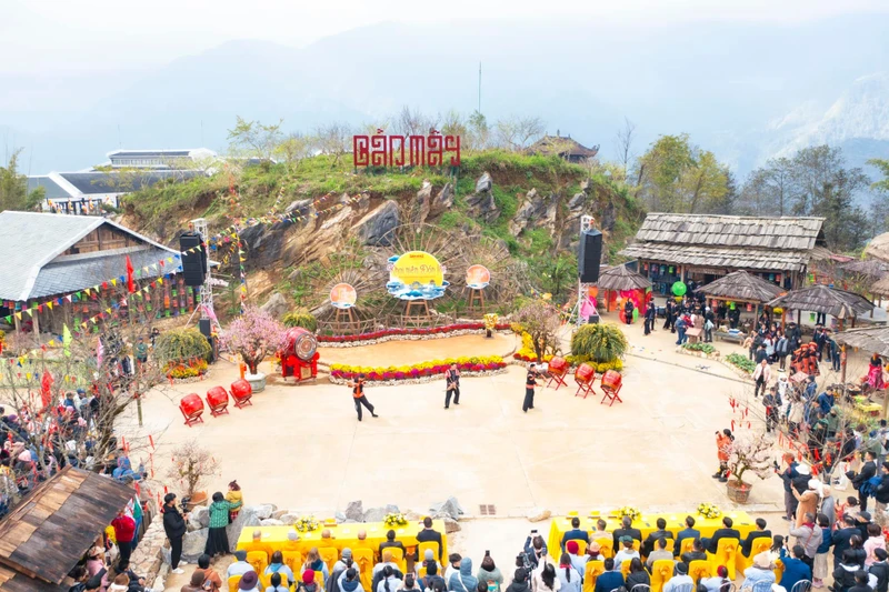 Bản Mây, Fansipan thu hút đông đảo du khách vào ngày khai hội mùng 3 Tết Giáp Thìn 2024. (Ảnh: Sun World Fansipan Legend)
