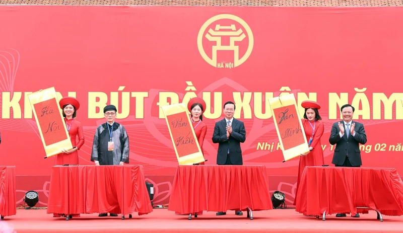 Chủ tịch nước Võ Văn Thưởng và các đại biểu thực hiện nghi lễ khai bút đầu xuân năm 2024 tại Khu lưu niệm Anh hùng dân tộc, Danh nhân văn hóa thế giới Nguyễn Trãi. (Ảnh: TTXVN) 