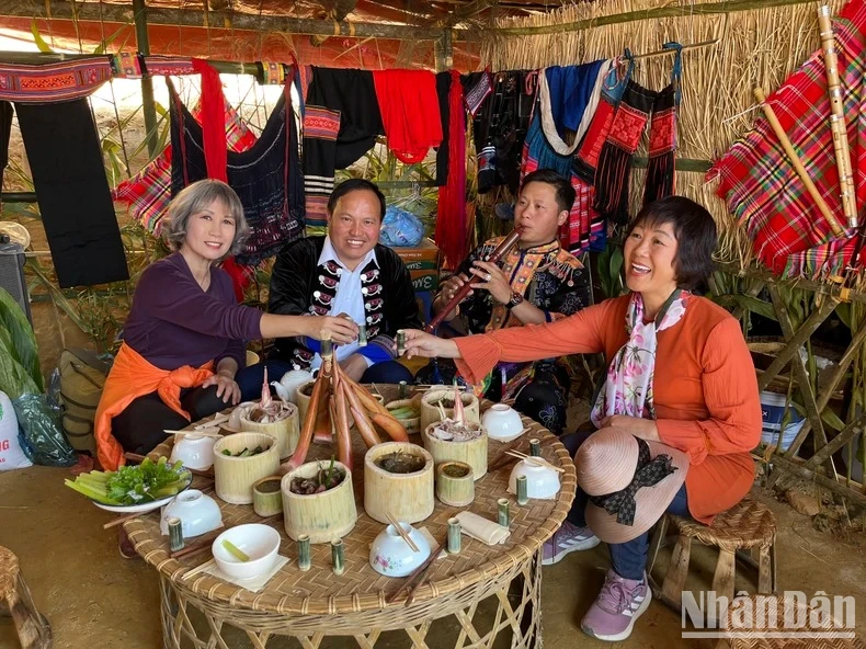 Du khách thưởng thức đặc sản địa phương tại lễ hội Gầu Tào, huyện Phong Thổ, tỉnh Lai Châu. (Ảnh: Tiểu Phương)