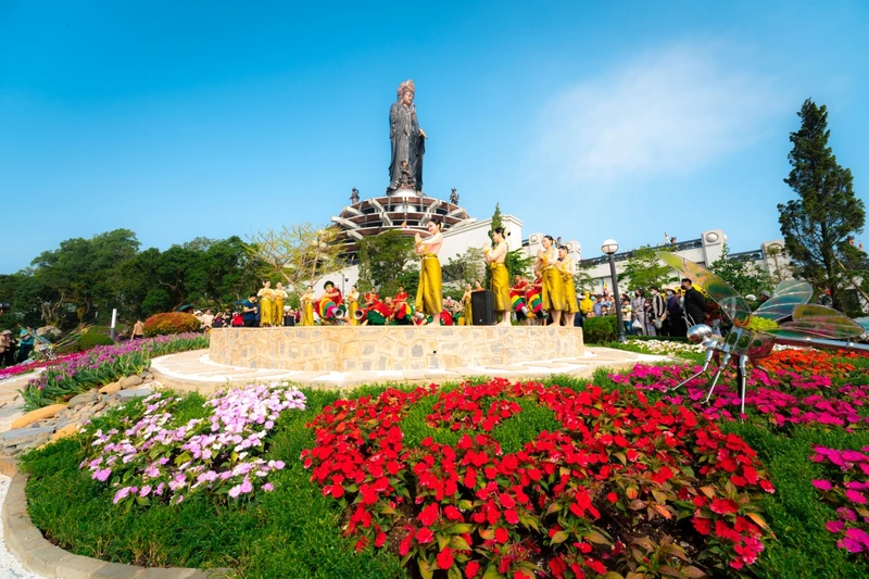 Ngày 8/3 lên núi Bà Đen ngắm hoa tulip và màn trình diễn nhạc nước lần đầu tại Tây Ninh 