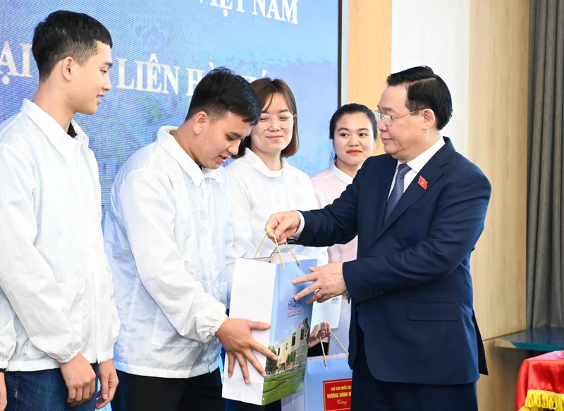 Chủ tịch Quốc hội Vương Đình Huệ tặng quà cho công nhân lao động có hoàn cảnh khó khăn tại Khu công nghiệp Liên Hà Thái.