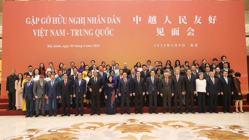 Chủ tịch Quốc hội Vương Đình Huệ chụp ảnh lưu niệm với nhân sĩ hữu nghị hai nước Việt-Trung trong chuyến thăm (Ảnh: Hồ Quân, Hữu Hưng)
