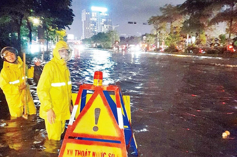 Úng ngập thường xuyên xảy ra trên địa bàn quận Long Biên. 