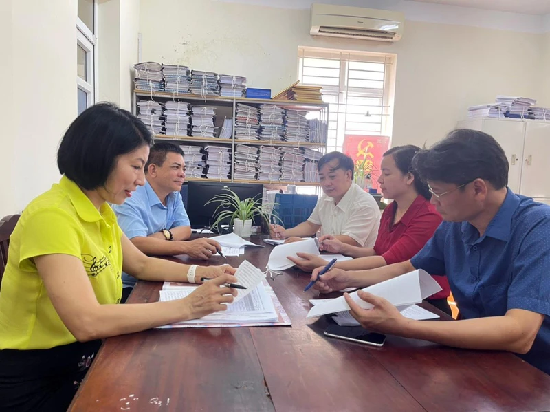 Cán bộ Sở Lao động-Thương binh và Xã hội tỉnh Phú Thọ kiểm tra việc chi trả hỗ trợ tiền thuê nhà cho người lao động tại thành phố Việt Trì. (Ảnh NGỌC LONG) 