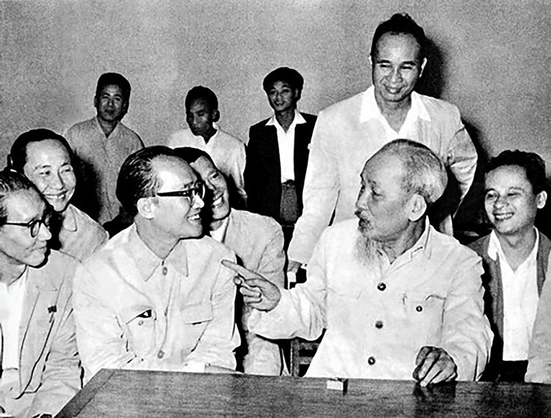 Chủ tịch Hồ Chí Minh nói chuyện với các đại biểu trí thức dự Hội nghị Chính trị đặc biệt do Người triệu tập, ngày 27/3/1964, tại Hội trường Ba Đình, Hà Nội.