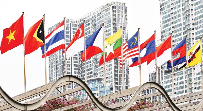 ASEAN gắn kết - Hội nhập kinh tế: ASEAN gắn kết - Hội nhập kinh tế đang ngày càng trở thành một xu hướng mạnh mẽ. Năm 2024, việc thúc đẩy hợp tác kinh tế, quảng bá sản phẩm với tiêu chuẩn cao và làm giảm các rào cản thương mại sẽ được ưu tiên hàng đầu. Các quốc gia ASEAN sẽ tiếp tục phát triển và gắn kết với nhau để đạt được sự phát triển bền vững và hòa bình trong khu vực.
