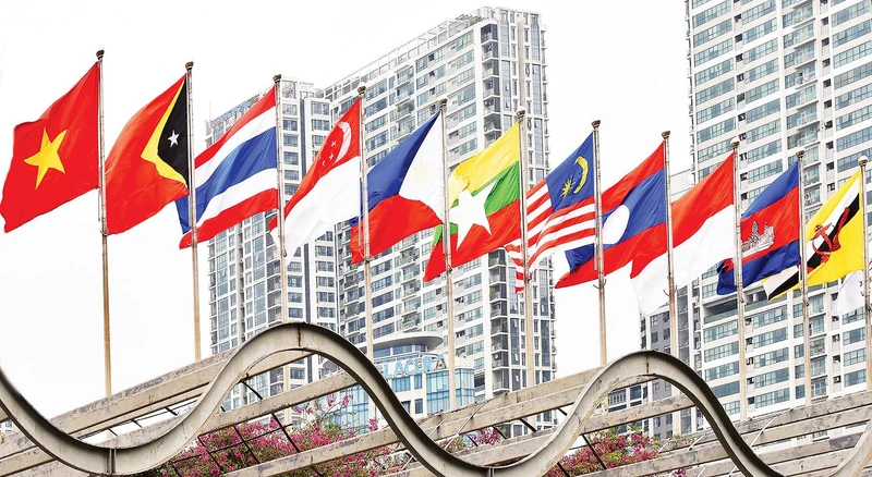 Cờ các nước thành viên ASEAN tại Trung tâm Hội nghị Quốc gia (Hà Nội). Ảnh trong bài: TRẦN SƠN 