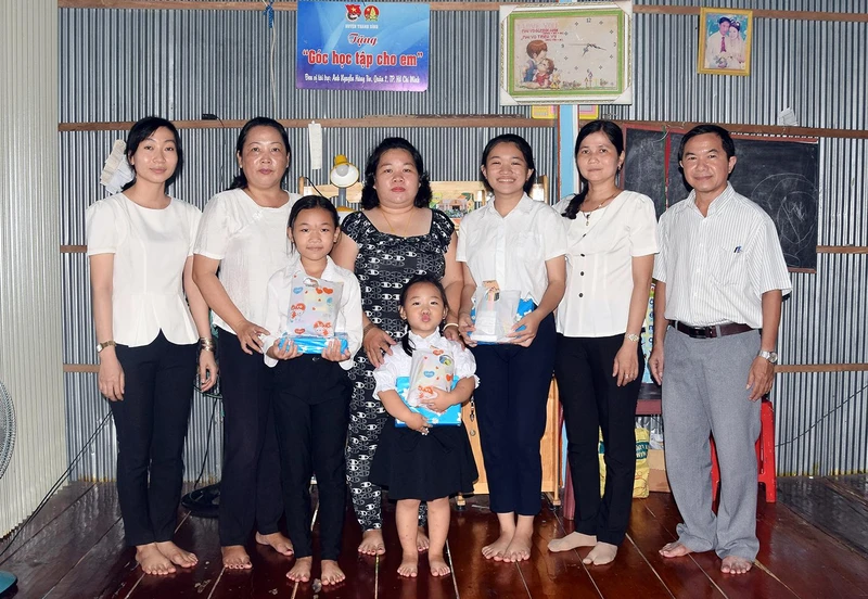 Các đoàn thể, giáo viên Trường trung học cơ sở An Phong, xã An Phong, huyện Thanh Bình, tỉnh Đồng Tháp tặng quà các con của chị Võ Thị Bé Tư.