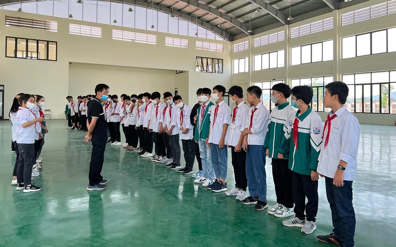 Giờ học thể dục tại nhà đa năng, Trường THCS Tiên Du (huyện Tiên Du, tỉnh Bắc Ninh).