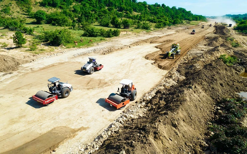 Các đơn vị huy động lực lượng thi công tinh nhuệ và đầu tư máy móc, thiết bị hiện đại thi công cao tốc Cam Lâm-Vĩnh Hảo.