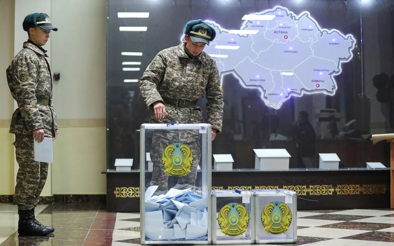 Quân nhân Kazakhstan bỏ phiếu tại Almaty. 