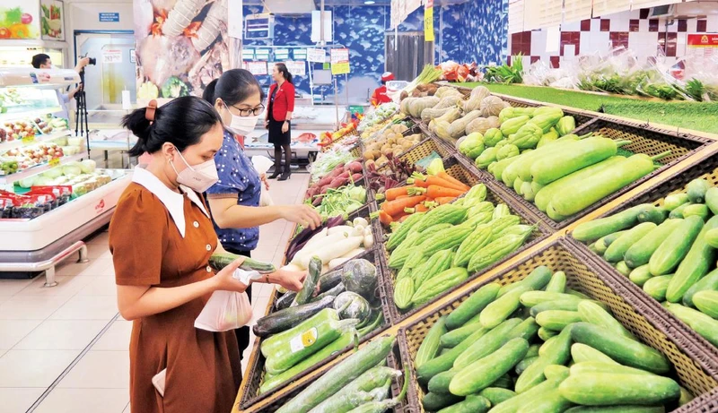 Người tiêu dùng mua rau, củ, quả được giảm giá tại siêu thị Satramart Sài Gòn.