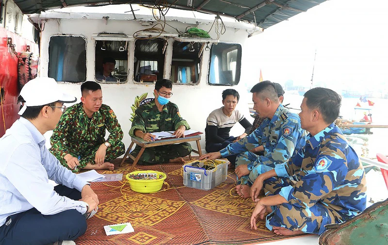 Bộ đội Biên phòng và cán bộ kiểm ngư tuyên truyền đến ngư dân không khai thác hải sản vùng biển nước ngoài.